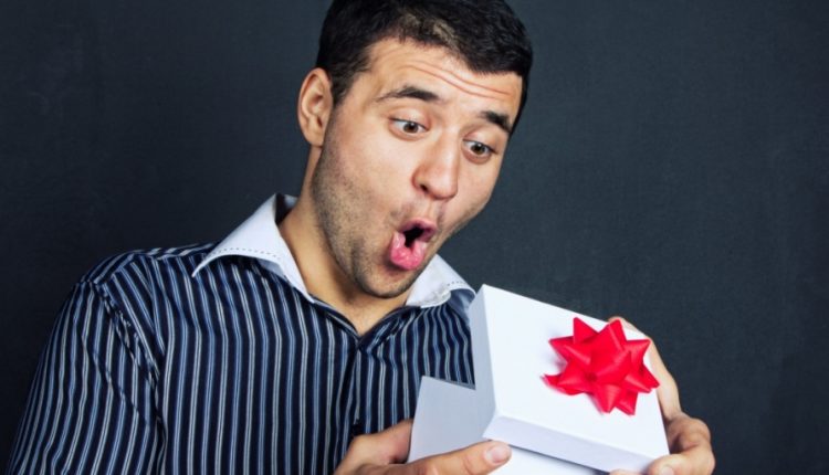 Дарить ли мужчине подарки и какие?